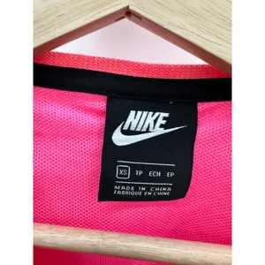 Nike Womens XS Neon Pink Short Sleeve Logo Cropped T-Shirt‎ Tee CR23 thumbnail 4