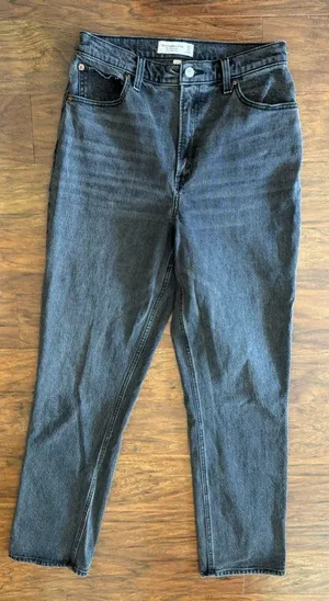 Abercrombie & Fitch Curve Love Ultra High Rise 90s Straight Jean Black Wash 8 L thumbnail 1