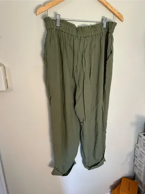 NWOT Halara Women's High Waisted Zipper Pocket Cropped Linen-Feel Pants green thumbnail 4
