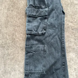 Cotton On cargo wide leg jean. 30”inseam. Color- black. Size- 2 thumbnail 3