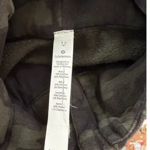 Lululemon Camo Full‎ Zip Hooded Jacket Women's Size 12 Green Black Athleisure thumbnail 8
