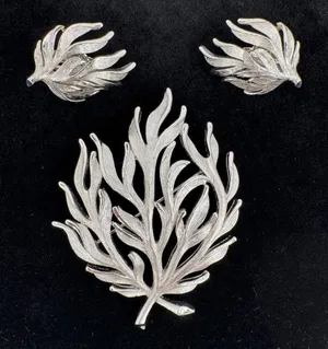 Crown Trifari Vintage Leaf Brooch Pin & Clip Earrings RARE 1950s 1960s thumbnail 1
