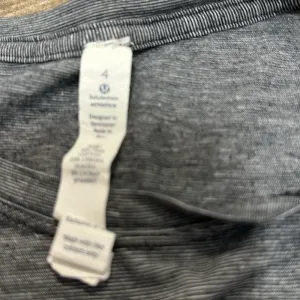 Lululemon size 4‎ cinched waist gray adorable top thumbnail 3