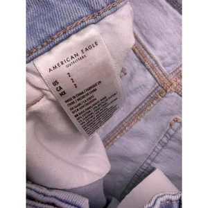 American Eagle Mom Short Womens Size 2 Light Wash Strigid Denim Cuffed thumbnail 4