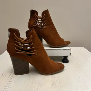 Women's Bamboo Brown Tan Suede‎ Zipper Back Lace Sides Peep Toe Heels Size 9 thumbnail 2