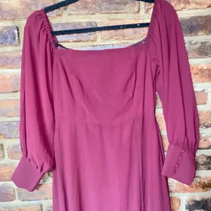 NWOT Lulu's Feel the Romance Burgundy Off-the-Shoulder Maxi Dress Women's Small thumbnail 4