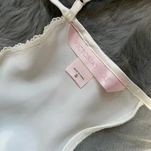 Victoria’s Secret-Elegant White Lace Bodysuit thumbnail 5