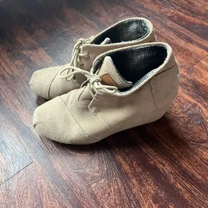 TOMS Desert Wedge Taupe Suede Lace Up Ankle Booties Boots Tan W7 thumbnail 2