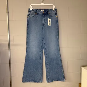 NWT Wrangler Bonnie 683 Loose Flare Jeans Women’s Size 27 32” Inseam Medium Wash thumbnail 4