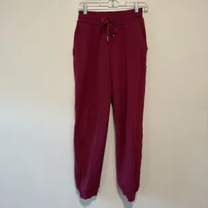 Lululemon‎ Scuba High-Rise Jogger Sweatpant in Dark Pink Size 2 thumbnail 3