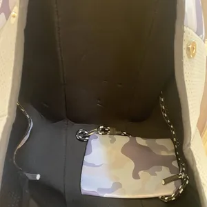 Neoprene Gray Camo Tote Bag With‎ Zipper Pouch thumbnail 4