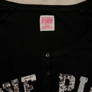 Victoria’s Secret Pink Vintage Where’s My Gift Sequin Black Pajama Sleep Shirt M thumbnail 4