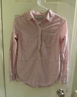 Abercrombie & Fitch Womens Sz XS White Red Stripe Pullover Button Front Shirt thumbnail 1