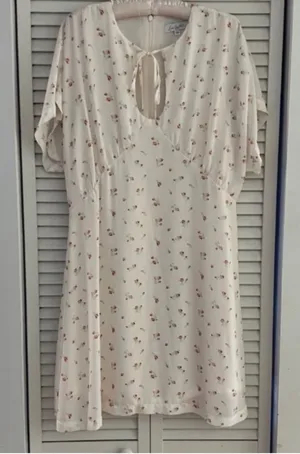 Love, Whit by Whitney Porter White Floral Dress size Large thumbnail 1
