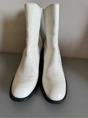 Women’s White Textured Chelsea Ankle Boots with Block Heel thumbnail 3