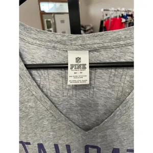 Women's PINK Victoria's Secret NFL Ravens Grey Purple Short Sleeve Tee XS thumbnail 4