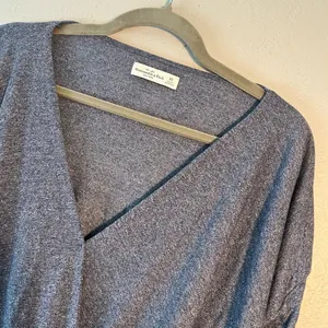Abercrombie & Fitch Gray Wide V-Neck Sweater with Wrap Design SZ XS Long Sleeve thumbnail 7