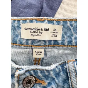 Abercrombie & Fitch Curve Love High Rise Wide Leg Jeans Light Wash 31 Extra Long thumbnail 3