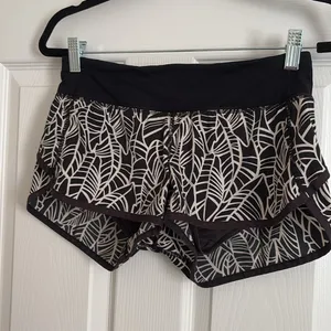 Lululemon Speed Up Shorts 3” Inseam Black White Palm Leaves Size 4 Shorts thumbnail 3