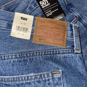 NWT Levi’s 501 SKINNY JEANS Color: Destructed Medium Indigo 32x 28 thumbnail 9