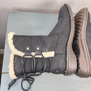 UGG Simmens Black Leather Shearling Lined Winter Boots 1007760 Womens 8 thumbnail 8