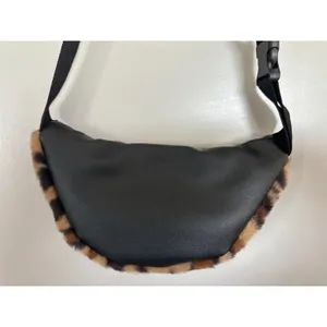 Cheetah Fanny Pack Crossbody Bag Black thumbnail 7