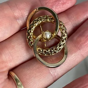Vintage gold tone triple ring faux pearl brooch thumbnail 4