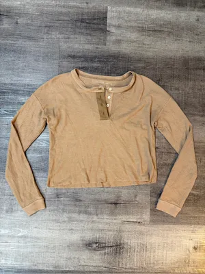 AMERICAN EAGLE Cropped Long-Sleeve Henley T-Shirt in brown thumbnail 3
