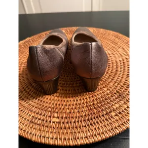 Munro‎ American Womens Metallic Bronze Suede Trim Pumps Heels M276348 Size 7 M thumbnail 6