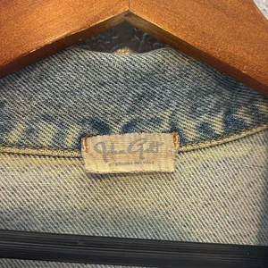 Brandy Melville John Galt Cropped Denim Jacket thumbnail 3