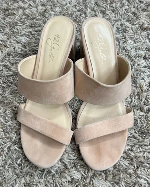 42 Gold Suede Block Heels Sz 7 thumbnail 1