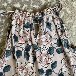 LOFT Outlet sleeveless floral top ruffle neckline. Size Medium. NWT thumbnail 5