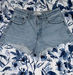 Abercrombie 90s High-Rise Relaxed Cut-Off Shorts thumbnail 1