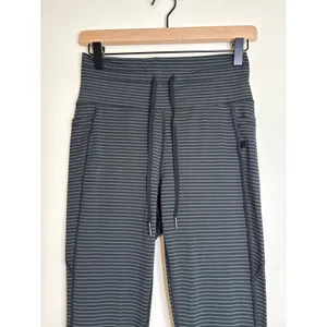 Halara Cloudful‎ Air Striped Drawstring Joggers Black Grey Medium 7/8 Length NWT thumbnail 2