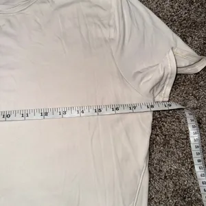 Lululemon Fitted Crop Tee Womens 8 White Good‎ Short Sleeve Relaxed Fit Shirt thumbnail 2