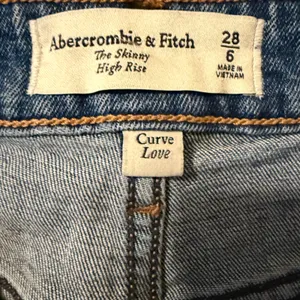 Abercrombie & Fitch Curve Love Skinny High Rise Jeans 28 6 Blue Distressed Knee thumbnail 4