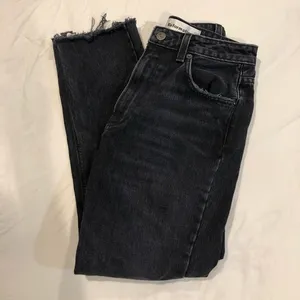 HIGH WAISTED BLACK DENIM JEANS thumbnail 1