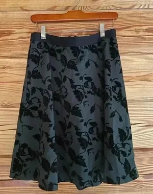 Carmen Carmen Marc Valvo Holiday Green and Black Velvet detail circle sk…​ thumbnail 1