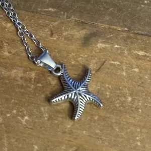 Silver tone starfish pendant necklace thumbnail 5