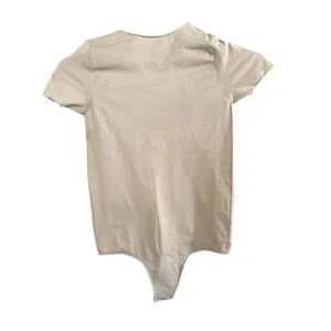 SKIMS Essential Crew Neck T-Shirt Thong Bodysuit stone size Small/medium thumbnail 3