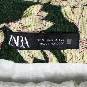 Zara Green Floral‎ Ruched Mini Skirt Tiered Ruffle Hem Linen Blend Size S thumbnail 2