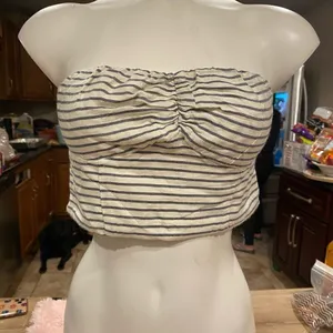 American Eagle Woman’s crop top thumbnail 1
