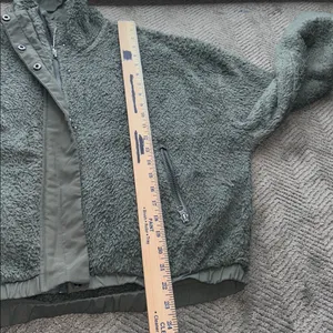 Vuori Women's Cozy Sherpa Jacket Green Fleece Jacket Olive Green Size Large thumbnail 10