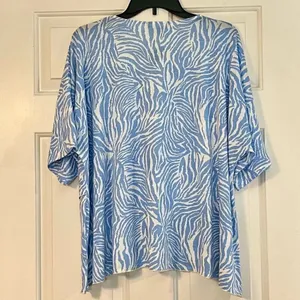 NWT Yak & Yeti Blue Zig Zag Zebra Striped Short Sleeve Blouse L/XL thumbnail 4