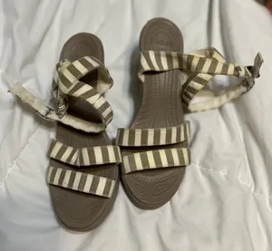 Crocs Sandals Women’s 9 Wedge thumbnail 1