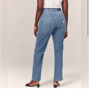 Abercrombie & Fitch 90’s Straight Ultra High Rise Jean thumbnail 2
