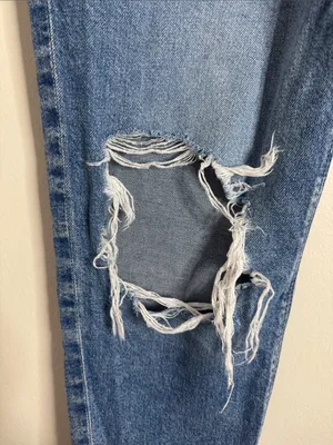 American Eagle Strigid Distressed Ripped Knees Mom Jeans Light Wash size 6 Short thumbnail 9