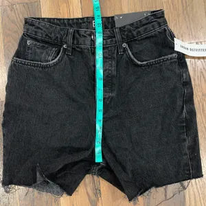 Urban Outfitters BDG NWT 90s Hi Rise Distressed Shorts Size 28 thumbnail 7