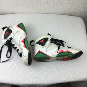Nike Jordan Size 6 Youth Retro Basketball 705417-138 White Verde Sneakers thumbnail 4