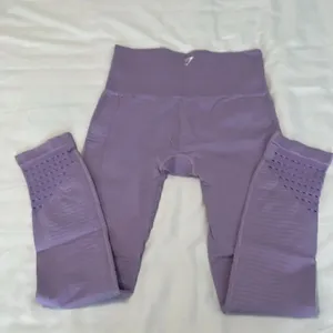 Gymshark szS lavender high waisted leggings w/cutouts & derrière stitching EUC thumbnail 7